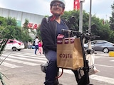 Diana a bordo de su scooter eléctrico, ayer, en Cuauhtémoc.