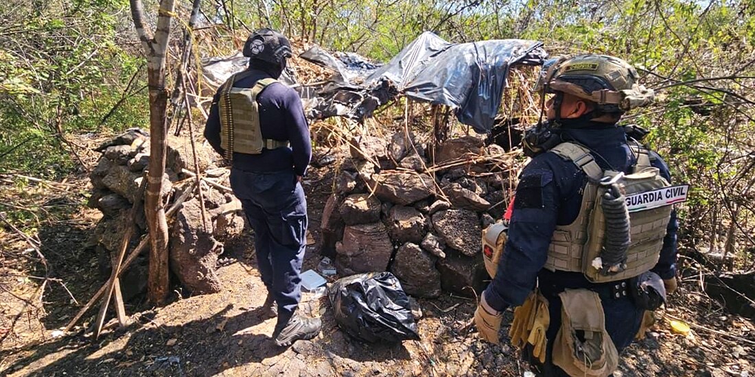 ELEMENTOS de la Guardia Civil de Michoacán, en una operación en campo el 8 de noviembre.