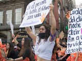 Un nutrido grupo de feministas marchó al Zócalo de la Ciudad de México el 25 de noviembre de 2021 en contra de la violencia a las mujeres