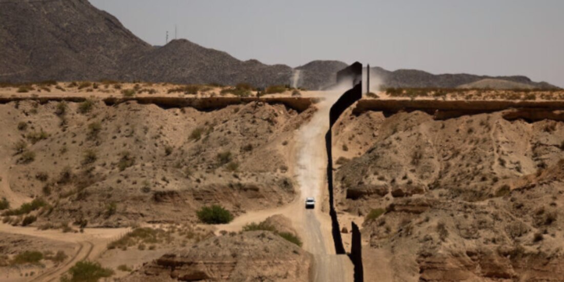 Un vehículo de la Patrulla Fronteriza de EU vigila a lo largo del muro fronterizo, el pasado 20 de mayo.
