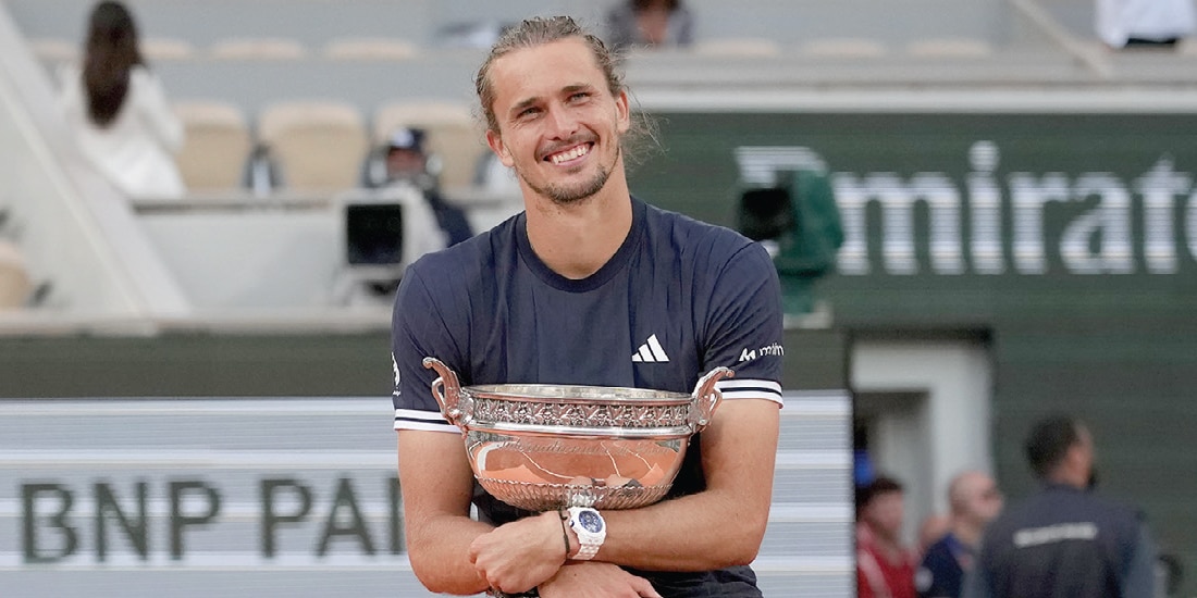 EL ALEMÁN posa con su nuevo trofeo, ayer, después del partido.