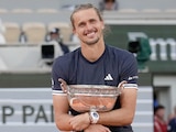 EL ALEMÁN posa con su nuevo trofeo, ayer, después del partido.