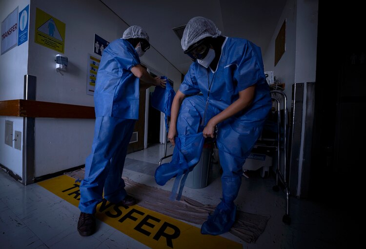 En el Hospital Juárez, que se ha convertido en un campo de batalla contra el coronavirus SARS-CoV-2, médicos, enfermeras y todo el personal son héroes que día a día luchan contra la pandemia.