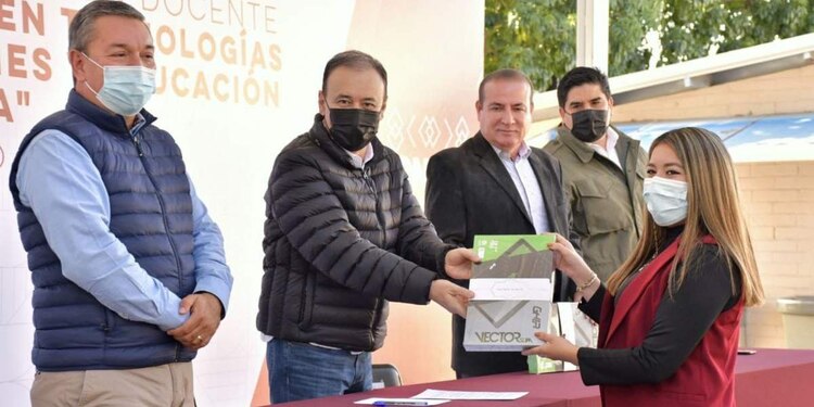 Alfonso Durazo entregó 50 tablets a maestras y maestros de diferentes niveles educativos para dar inicio a este programa de capacitación.