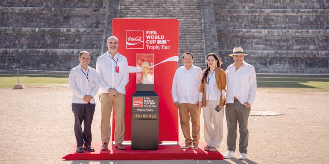 El gobernador de Yucatán, Joaquín Díaz, ayer, al develar el trofeo con el campeón Fernando Llorente, en Yucatán.