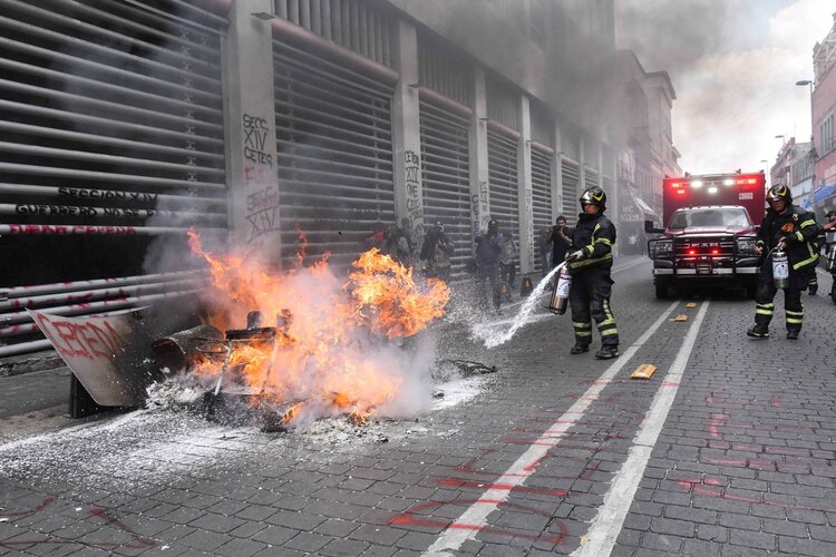 Incendio de edificio de la SNTE por parte de manifestantes de la CNTE.