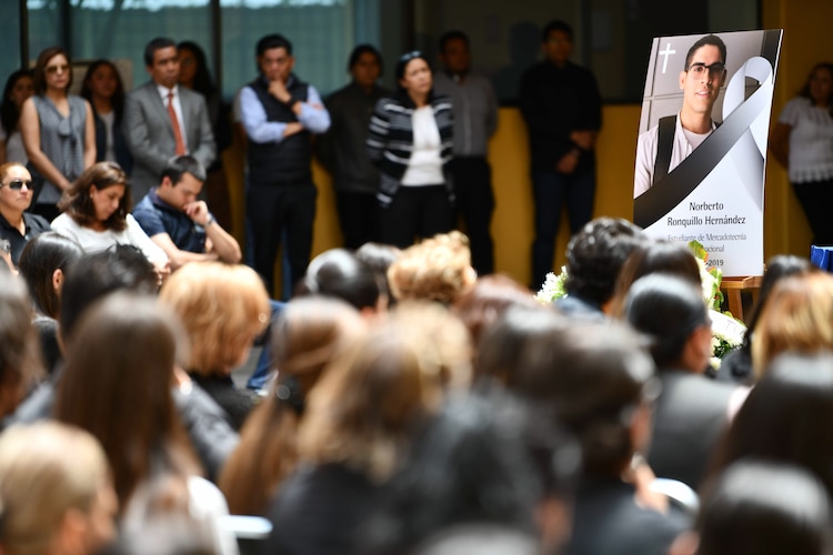 Estudiantes de la Universidad del Pedregal asisten a la misa en honor a Norberto Ronquillo, joven secuestrado y asesinado tras salir de dicha escuela.