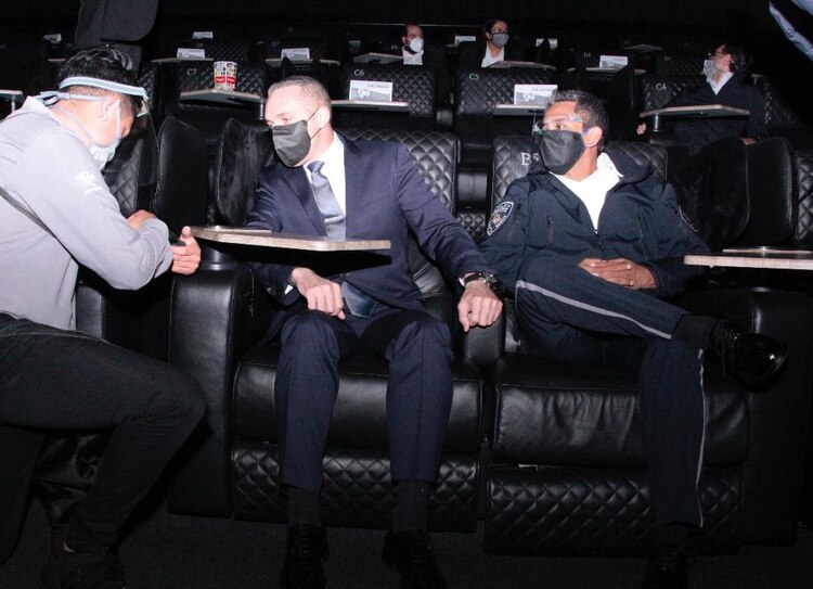 El alcalde de Cuajimalpa, Adrián Rubalcava recorre Cinemex Santa Fe, en la CDMX.