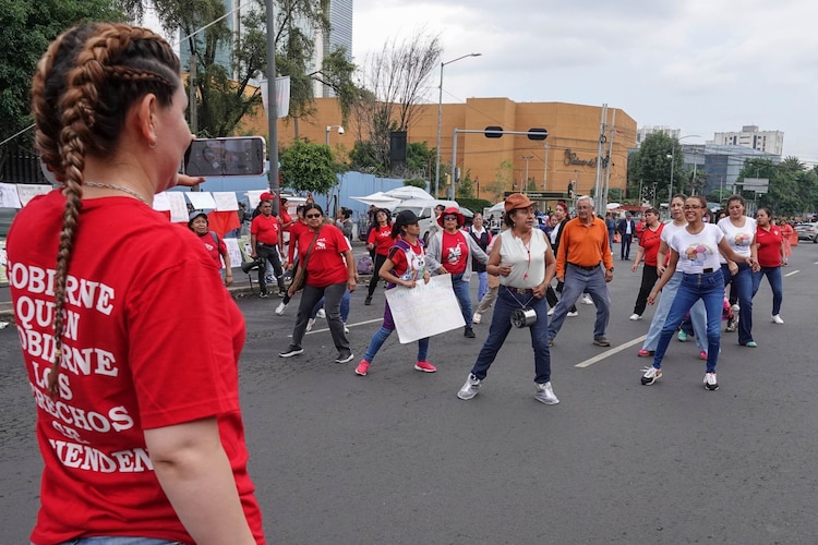 Miembros de la CNTE en bloqueo sobre Avenida Universidad frente a las oficinas de la Secretaría de Educación Pública