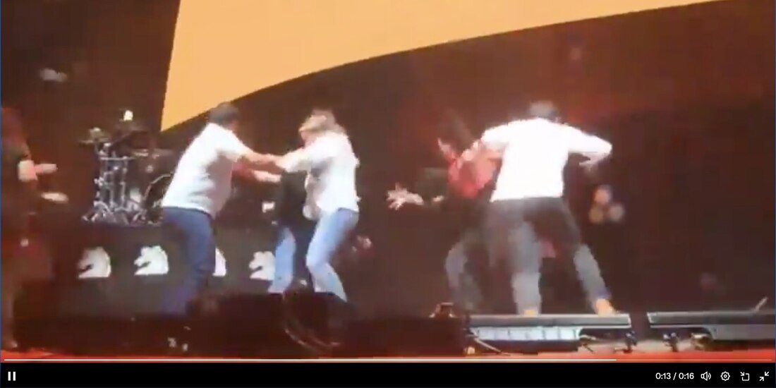 Jorge Álvarez Máynez (derecha), ayer, al ponerse a salvo.