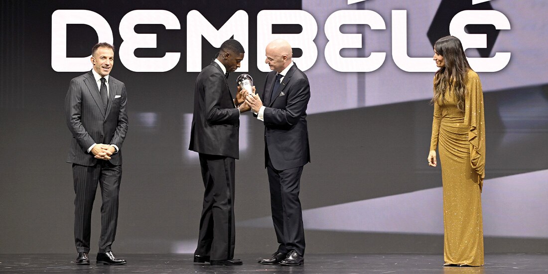 DEMBÉLÉ recibe de Infantino el premio The Best, ayer, en Qatar.