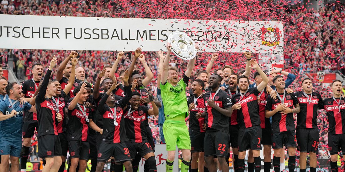 Jugadores del Bayer Leverkusen celebran con el trofeo de campeón de la Bundesliga al final del encuentro ante el Augsburg en el BayArena en Leverkusen