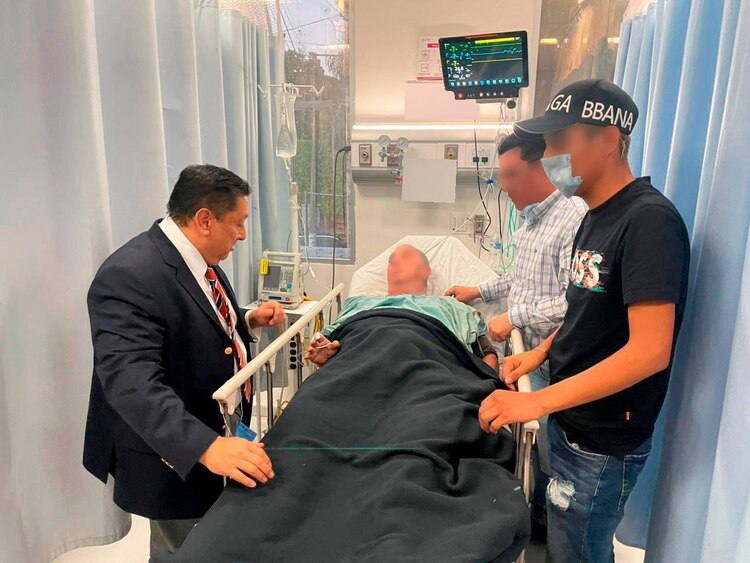 EL FISCAL de Justicia de Morelos, Uriel Carmona Gándara, visitó al obispo emérito de Chilpancingo-Chilapa, Salvador Rangel, en el Hospital General Dr. José G. Parres, el pasado 29 de abril.