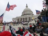 Manifestantes que apoyan a Trump toman el Senado, el 6 de enero pasado.