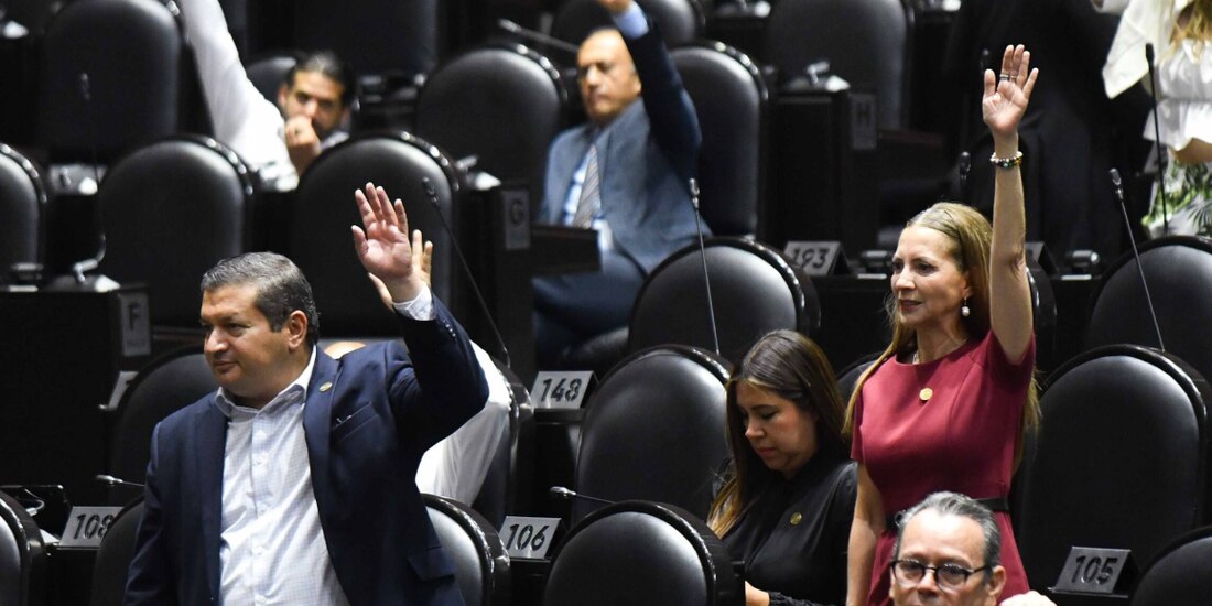 Votación en el pleno de la bancada de Morena, ayer, en San Lázaro.