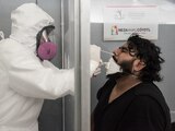 Un hombre se somete a la prueba para saber si tiene coronavirus.