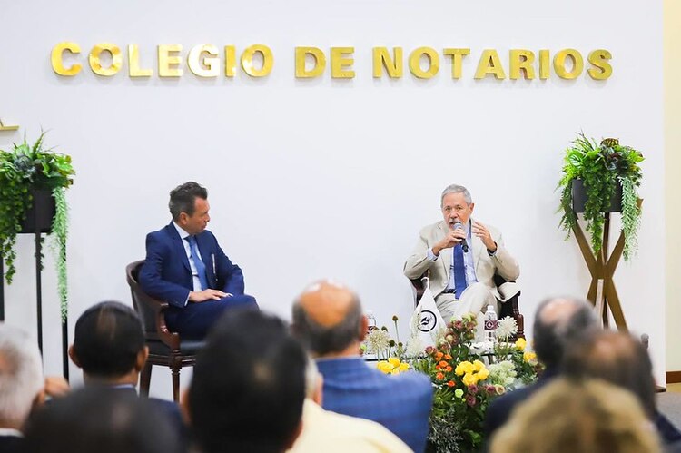 Lemus visitó el Colegio de Notarios del Estado.