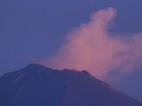 Durante la noche de ayer y madrugada de hoy el volcán Popocatépetl mantuvo una gran actividad, imagen de larga exposición tomada desde la caseta de la autopista Siglo XXI de Atlixco.