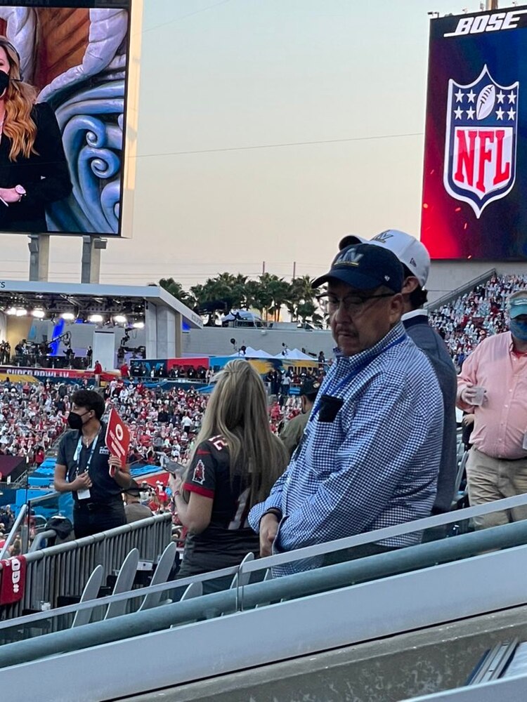 Calos Aranza Donis en las gradas del Estadio de Tampa Bay.