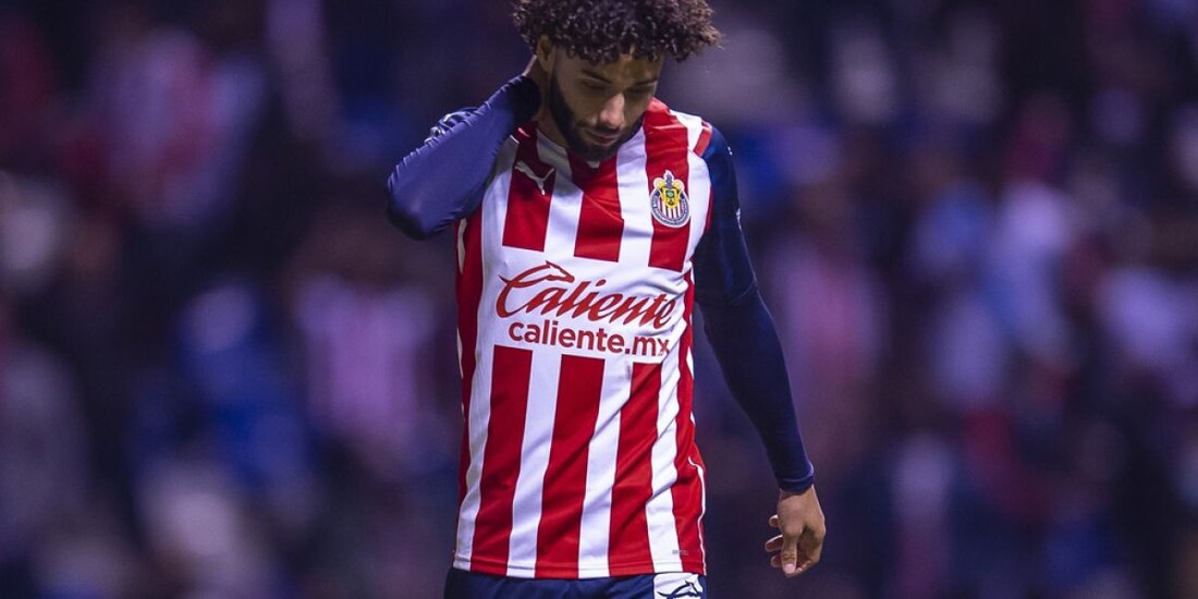 César 'Chino' Huerta se lamenta durante un juego de Chivas en la Liga MX en su etapa como jugador del Guadalajara.