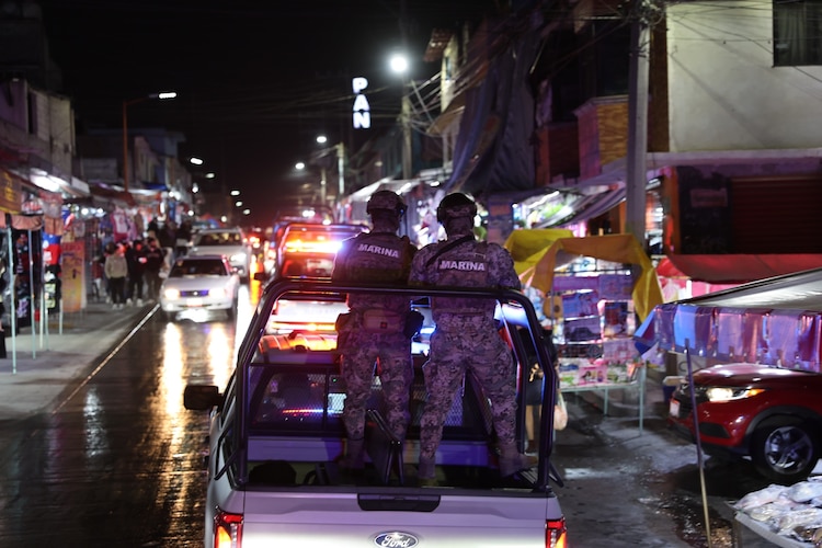 Elementos de la Marina y Guardia Nacional refuerzan la vigilancia en todo el municipio.
