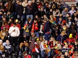 Los aficionados están en las gradas después de la suspensión del partido de futbol del Grupo F de clasificación para la Eurocopa 2024 entre Bélgica y Suecia en el estadio Rey Balduino de Bruselas.