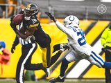 Diontae Johnson atrapa el balón en la zona de anotación en el duelo entre Steelers y Colts de la NFL