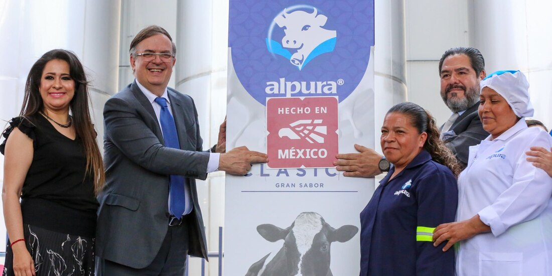 Ebrard entrega certificación "Hecho en México" a la empresa Alpura.