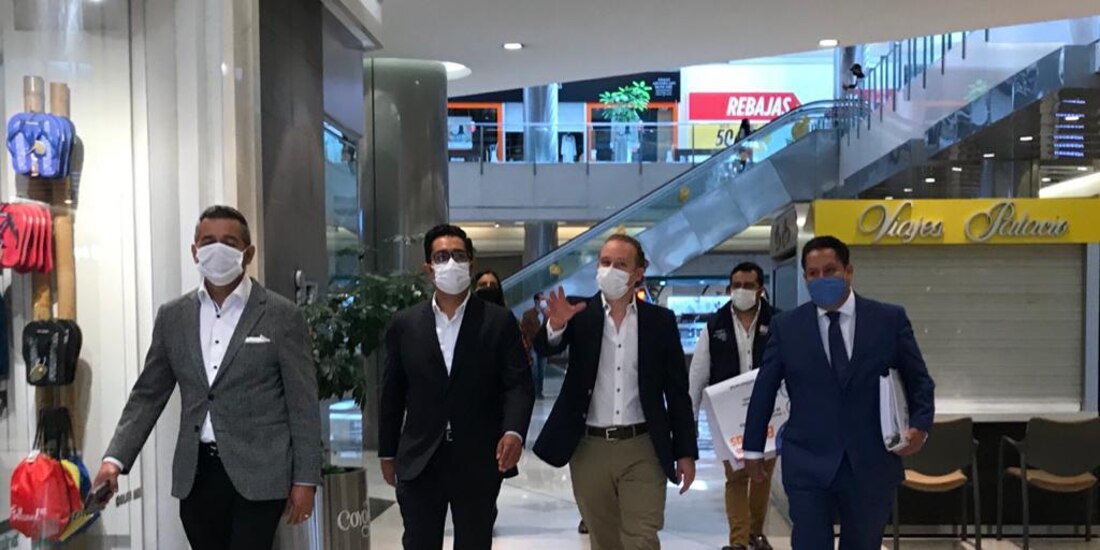 El alcalde hace un recorrido al interior de una plaza comercial.