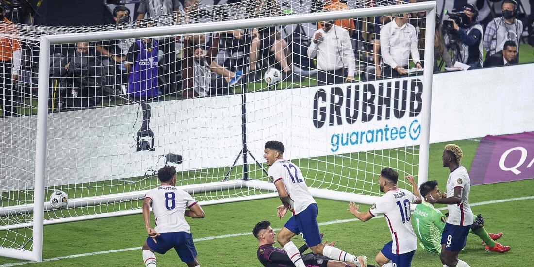 Futbolistas de la Selección de Estados Unidos festejan un gol contra la Selección Mexicana en la pasad Copa Oro.