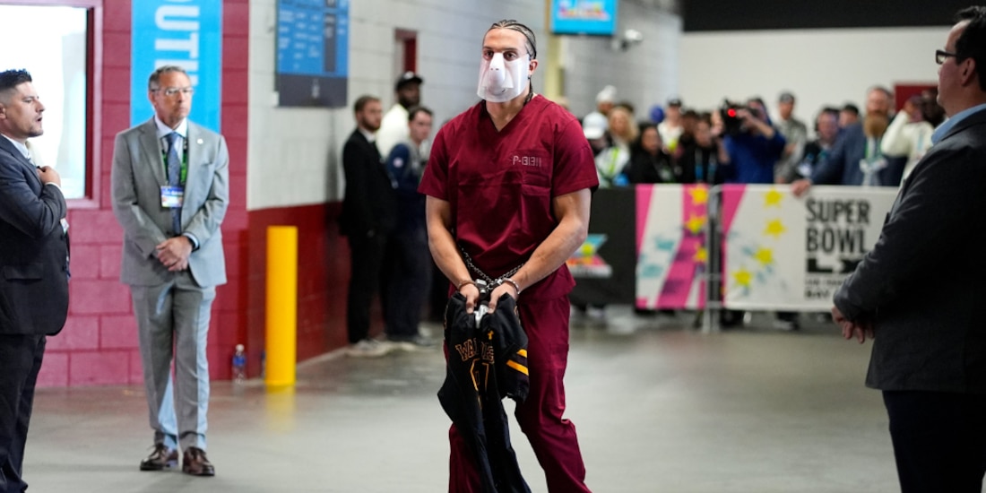 Jugador de los Patriots llegó esposado al Super Bowl LX.