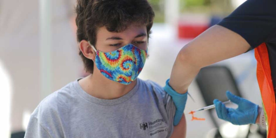 Una persona recibe la vacuna contra COVID-19.