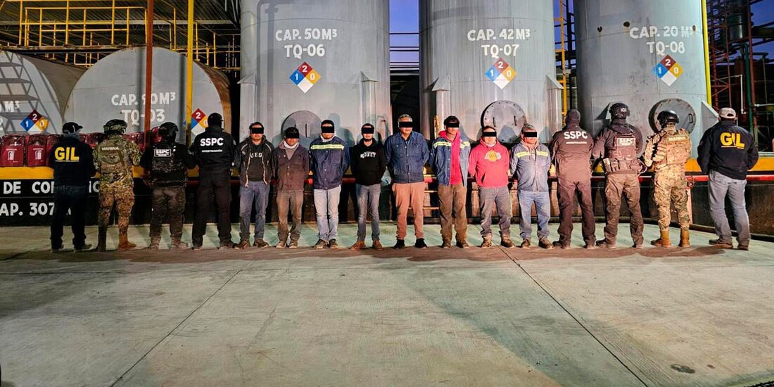 Aseguran 250 mil litros de hidrocarburo ilegal en predio de Veracruz.