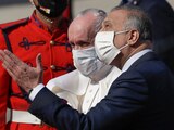 El papa Francisco es recibido por el primer ministro iraquí Mustafa al-Kadhimi a su llegada al aeropuerto internacional de Bagdad, Irak, el viernes 5 de marzo de 2021.