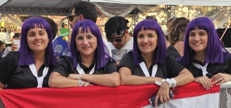 Seguidoras de la estrella colombiana, ayer.