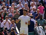 El español Carlos Alcaraz celebra después de derrotar a Alexandre Muller, de Francia, en el torneo de individuales de Wimbledon, en Londres, el viernes 7 de julio de 2023.