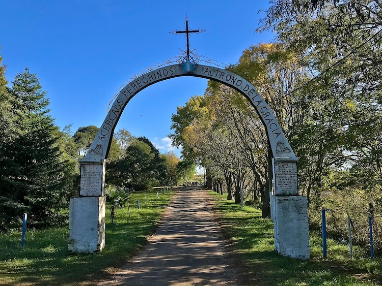 Entrada a la ermita que constituyó la primera morada de la imagen de la Virgen, en Zelaya, provincia de Buenos Aires.