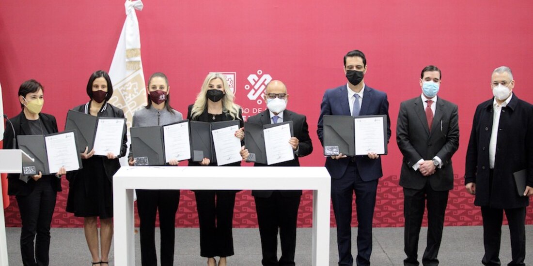 La jefa de Gobierno, ayer, tras la firma de un convenio con distribuidores de autos.