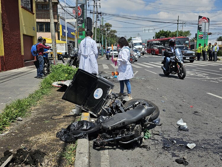 Peritos de la Fiscalía capitalina, en el lugar del accidente, ayer.