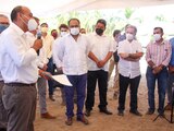 El secretario de Obras de Guerrero, Rafael Navarrete, explica la obra al gobernador Héctor Astudillo