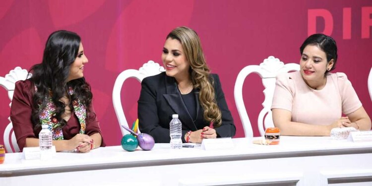 La gobernadora Evelyn Salgado Pineda acompañó a la Presidenta Honoraria del Sistema DIF Guerrero, Liz Adriana Salgado Pineda, en su Primer Informe de Labores y Resultados.