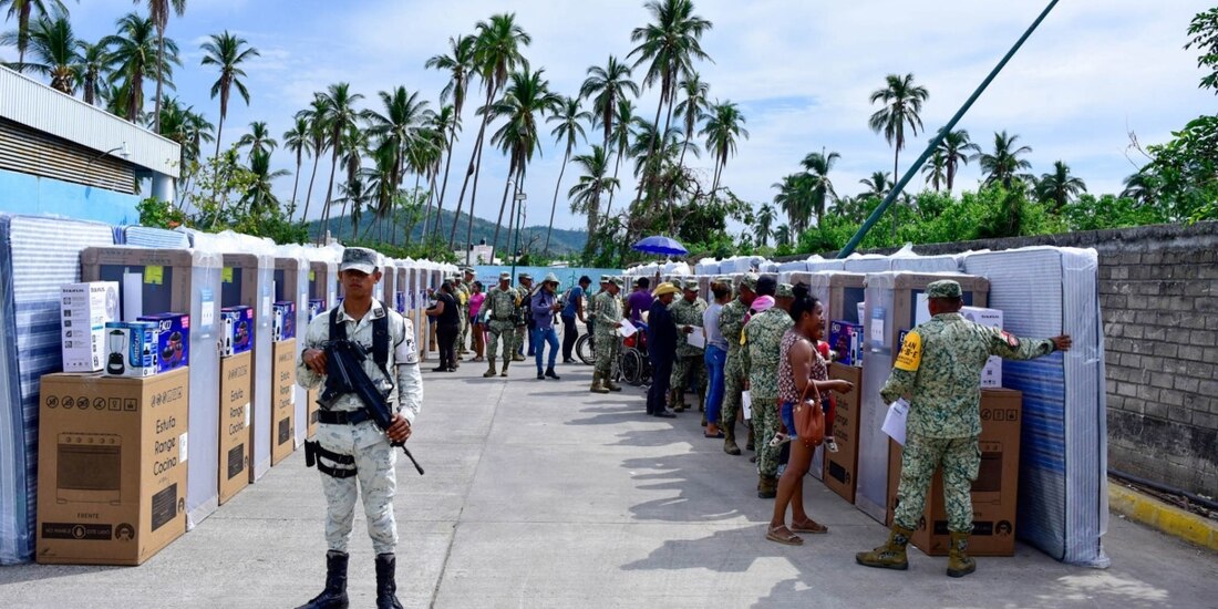 Entrega de enseres a damnificados por el huracán Otis en Guerrero