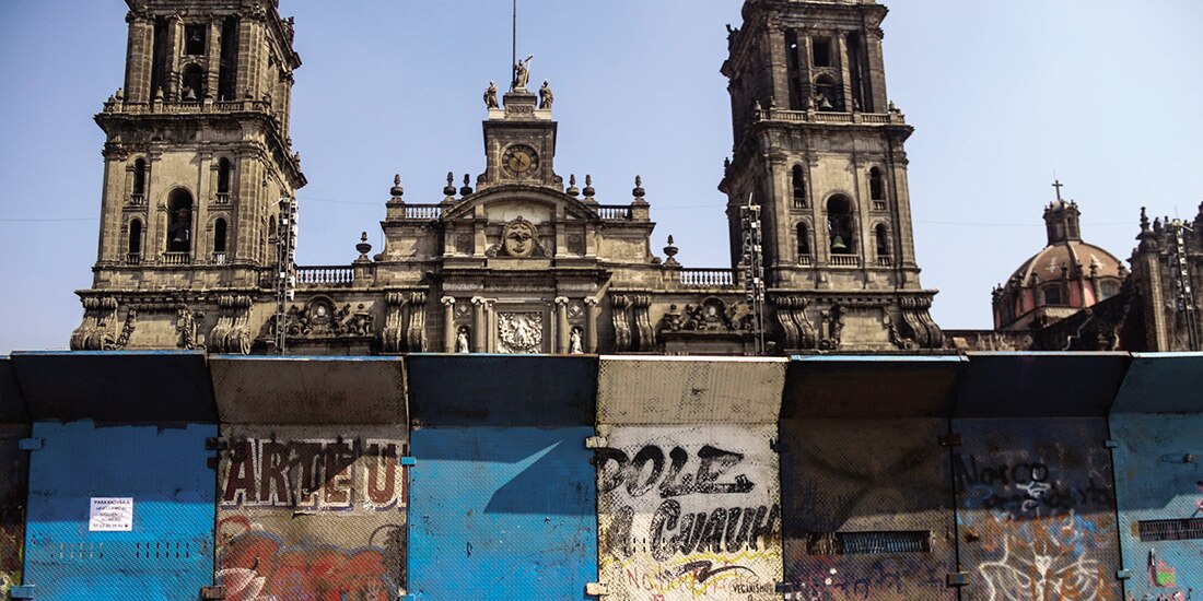 La catedral Metropolitana en la CDMX, cercada por vallas, el 6 de marzo pasado.