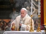 Papa Francisco pasando incienso sobre el altar durante una misa en la Basílica de San Pedro, en el Vaticano.