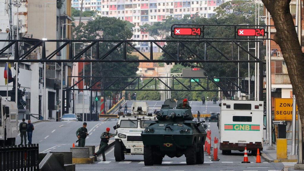 Vehículos blindados de la Guardia Nacional bloquean una avenida que conduce al palacio de Miraflores en Caracas, Venezuela, ayer.