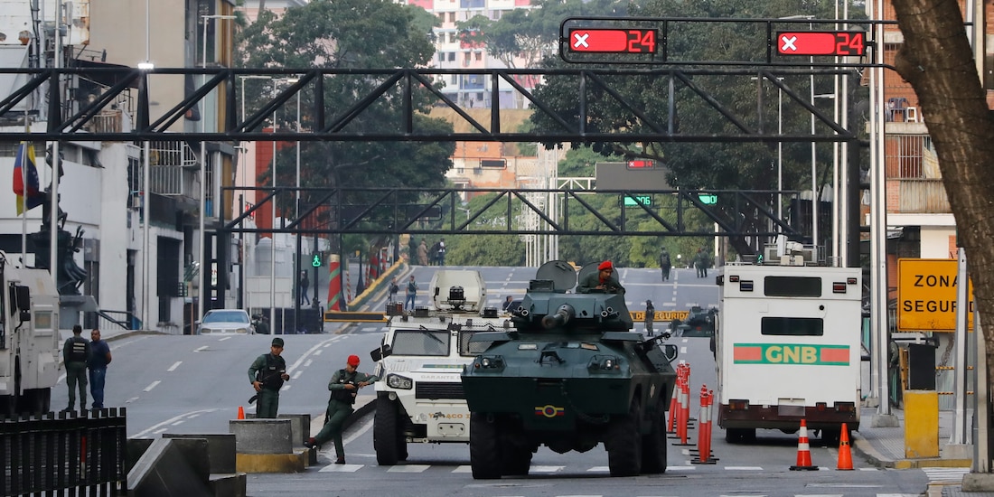 Vehículos blindados de la Guardia Nacional bloquean una avenida que conduce al palacio de Miraflores en Caracas, Venezuela, ayer.
