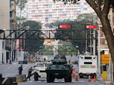 Vehículos blindados de la Guardia Nacional bloquean una avenida que conduce al palacio de Miraflores en Caracas, Venezuela, ayer.