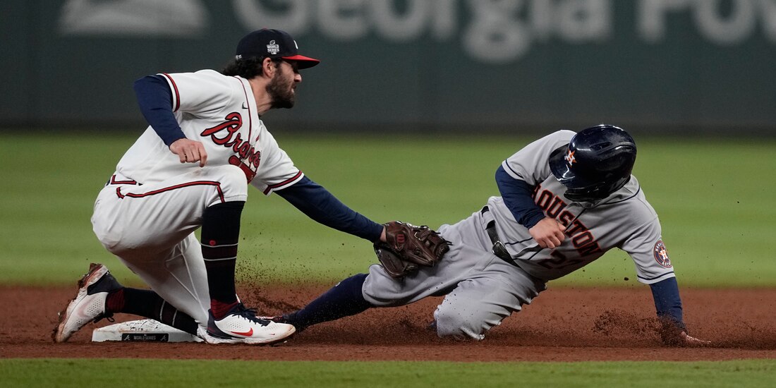 José Altuve, de los Astros, roba la segunda posición al campocorto de los Braves, Dansby Swanson, el pasado 31 de octubre en el Juego 5 de la Serie Mundial de la MLB.