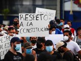 Manifestantes reprochan medidas autoritarias del Congreso y del Poder Ejecutivo, el pasado 2 de mayo.