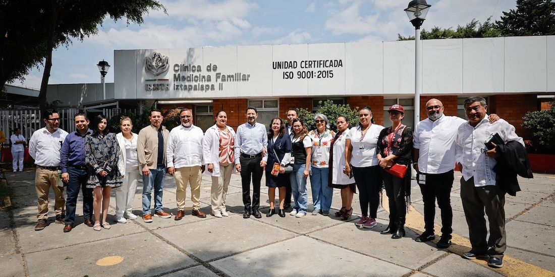 Al centro, el director general del ISSSTE, Martí Bates, en la Clínica de Medicina Familiar "Iztapalapa II".